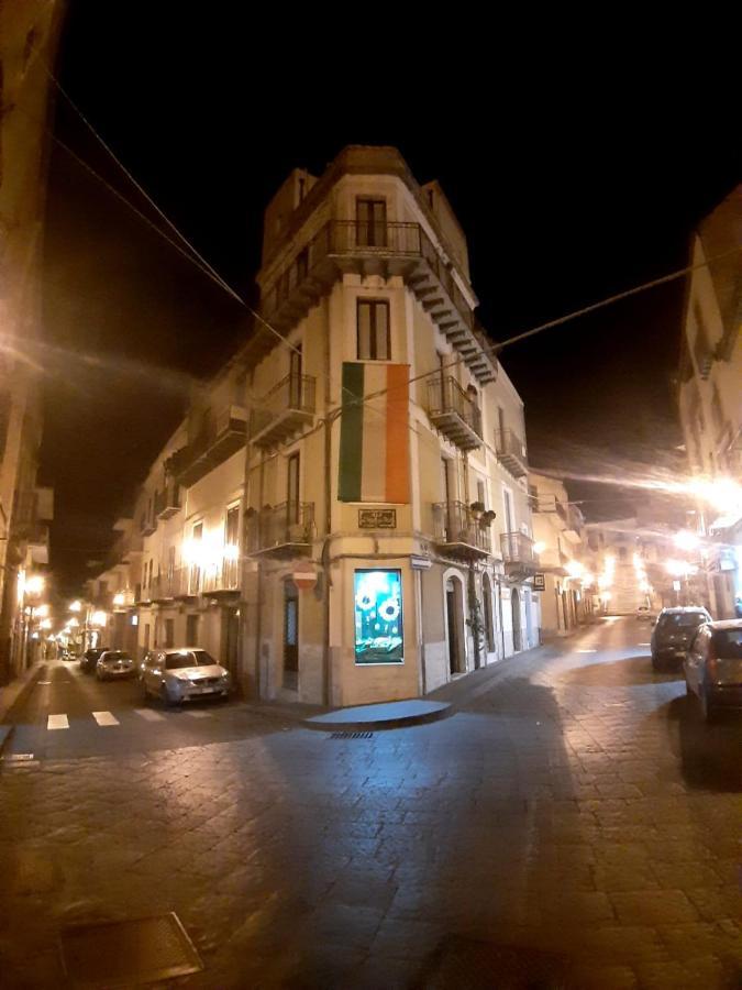 B&B L'Angolo Sulla Piazza Mirabella Imbaccari Exteriér fotografie